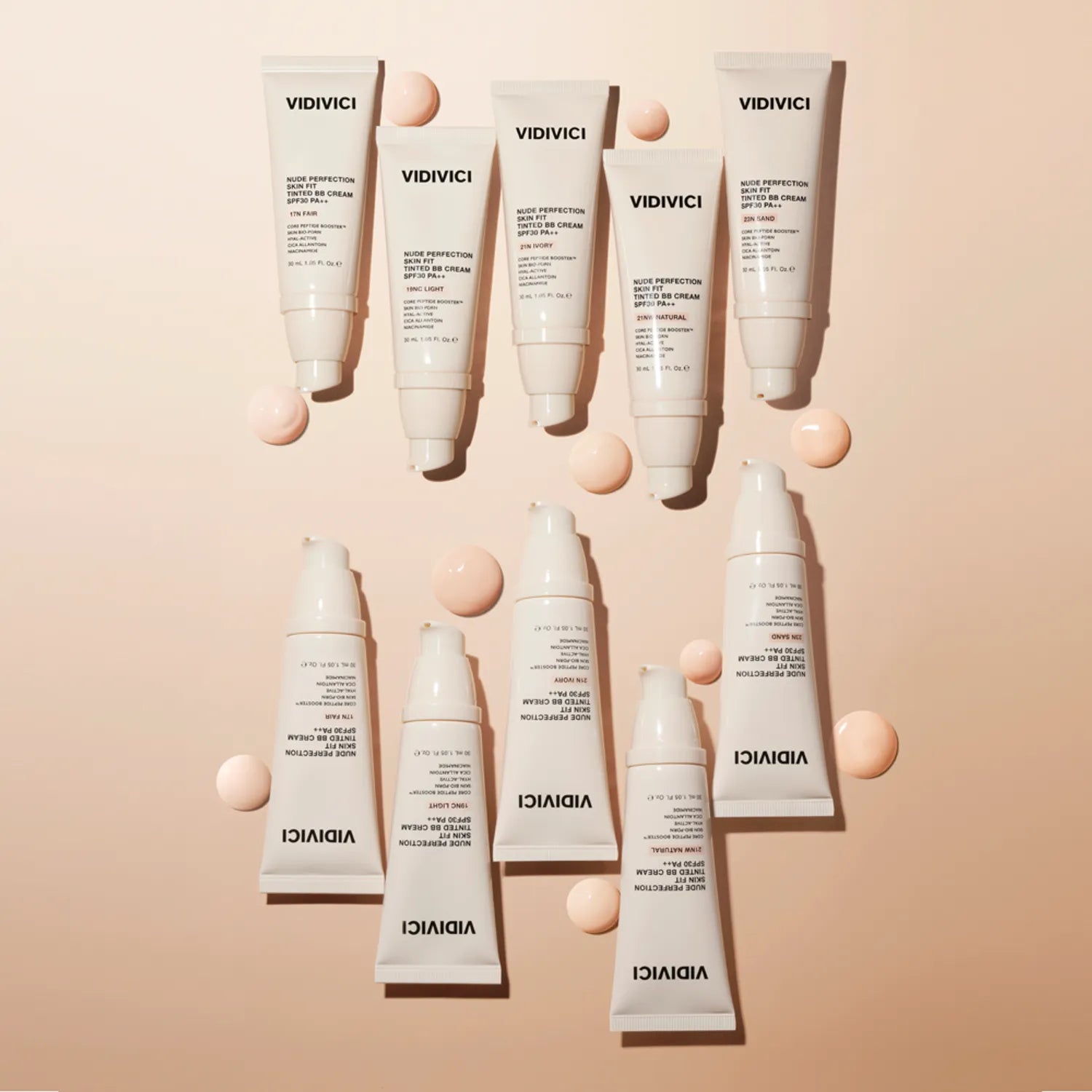 VIDIVICI Nude Perfection Skin Fit Tinted BB Cream SPF30 PA++ 30ml, tubes VIDIVICI sur fond beige, texture nude