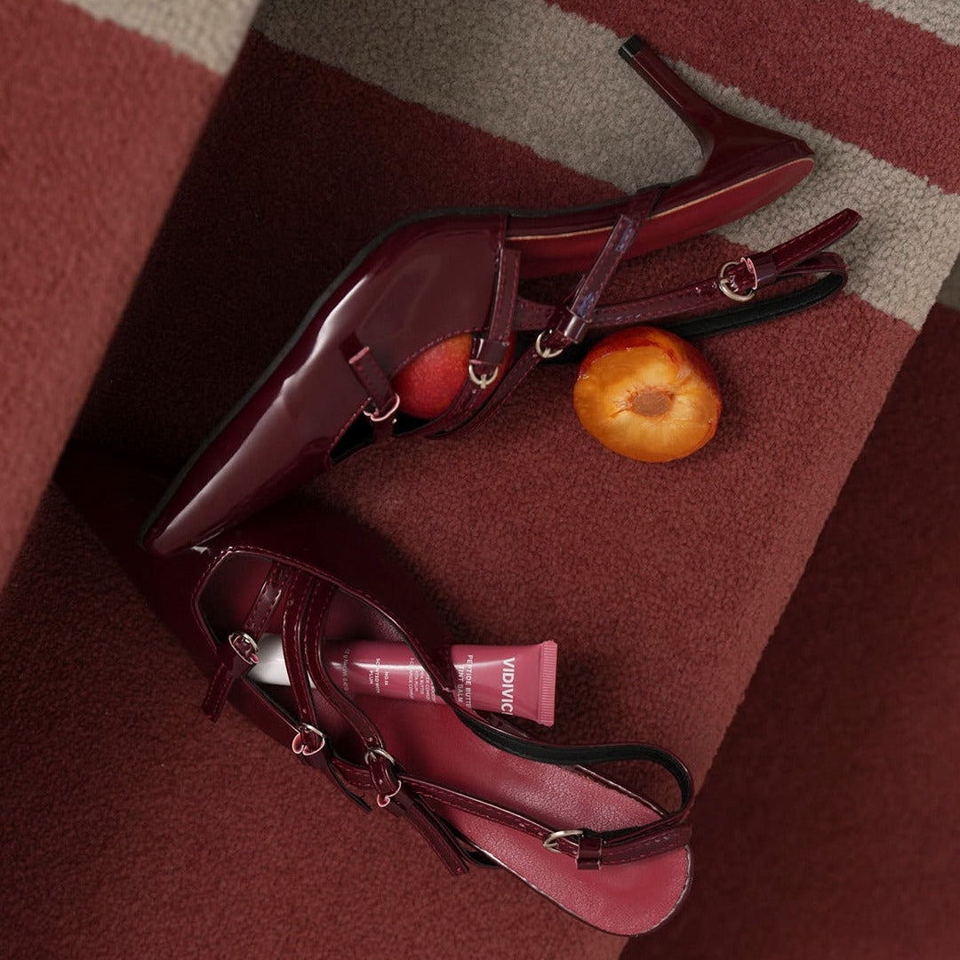 VIDIVICI Peptide Butter Tint Balm, marque VIDIVICI, en flacon sur fond textile bordeaux, contexte maquillage glamour.