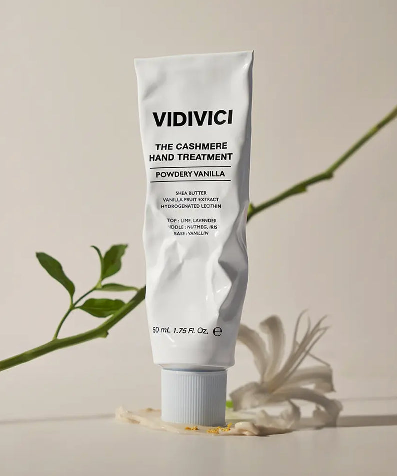 VIDIVICI The Cashmere Hand Treatments 50ml, tube de soin pour les mains, marque VIDIVICI sur fond crème avec herbes.
