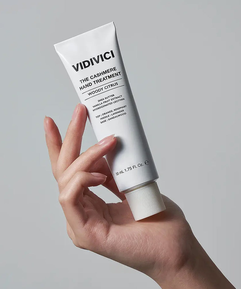 VIDIVICI The Cashmere Hand Treatments 50ml, tube crème pour mains, main féminine sur fond clair, marque VIDIVICI visible.