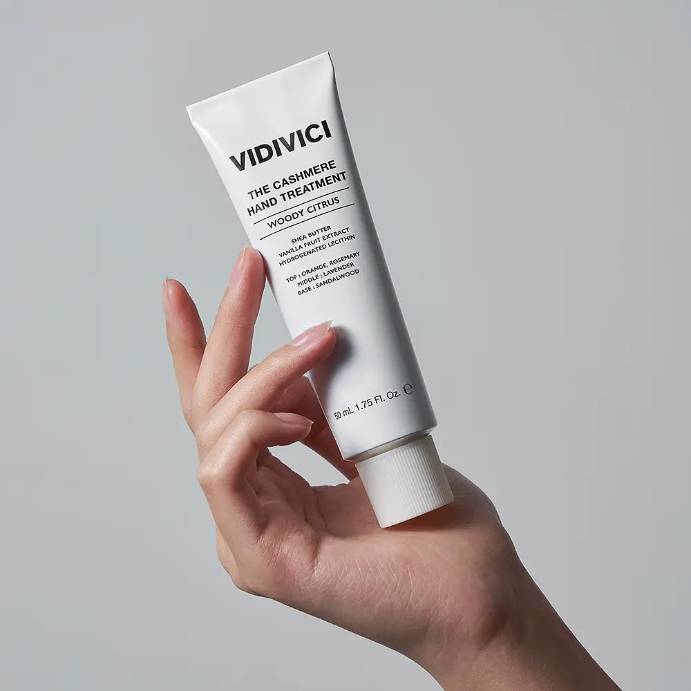 VIDIVICI The Cashmere Hand Treatments 50ml, tube crème pour mains, main féminine sur fond clair, marque VIDIVICI visible.