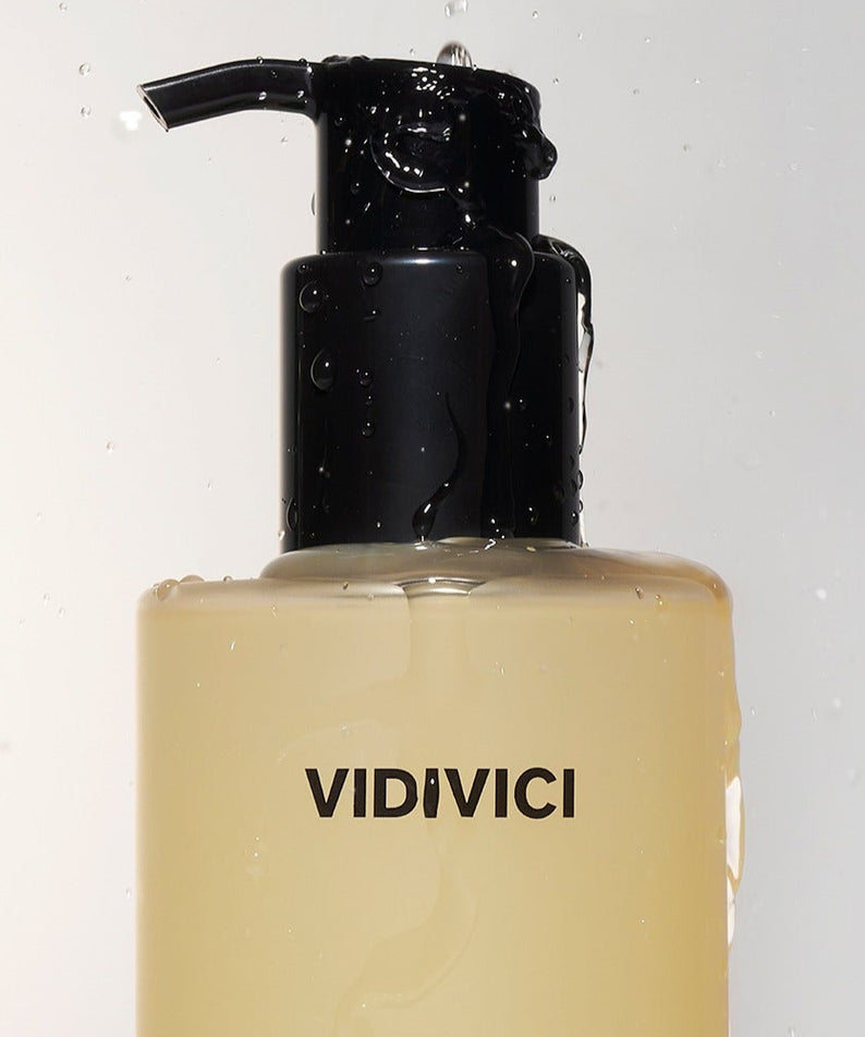 Flacon de VIDIVICI Clear Gentle Calming Deep Oil 300ml avec pompe noire, produit cosmétique apaisant pour la peau.