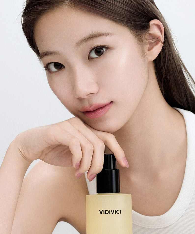 Femme tenant VIDIVICI Clear Gentle Calming Deep Oil 300ml pour peau apaisée.