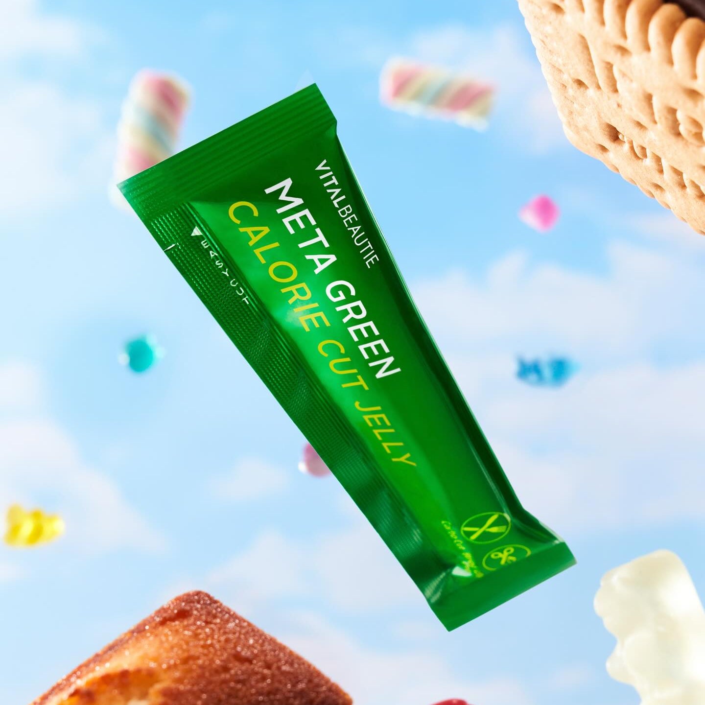 VITAL BEAUTIE Meta Green Calorie Cut Jelly 10 packets, sachet vert en plein ciel bleu avec confiseries en arrière-plan.