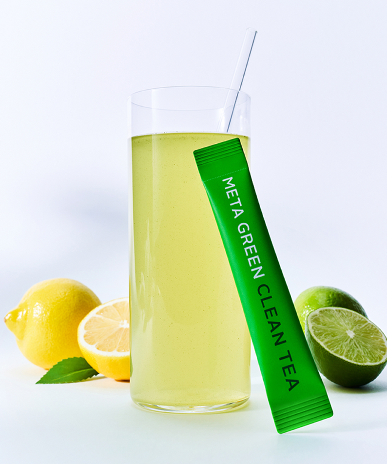 VITAL BEAUTIE Meta Green Clean Tea 10 Packets : boisson thé vert en verre avec sachet vert, citron et citron vert sur fond clair.