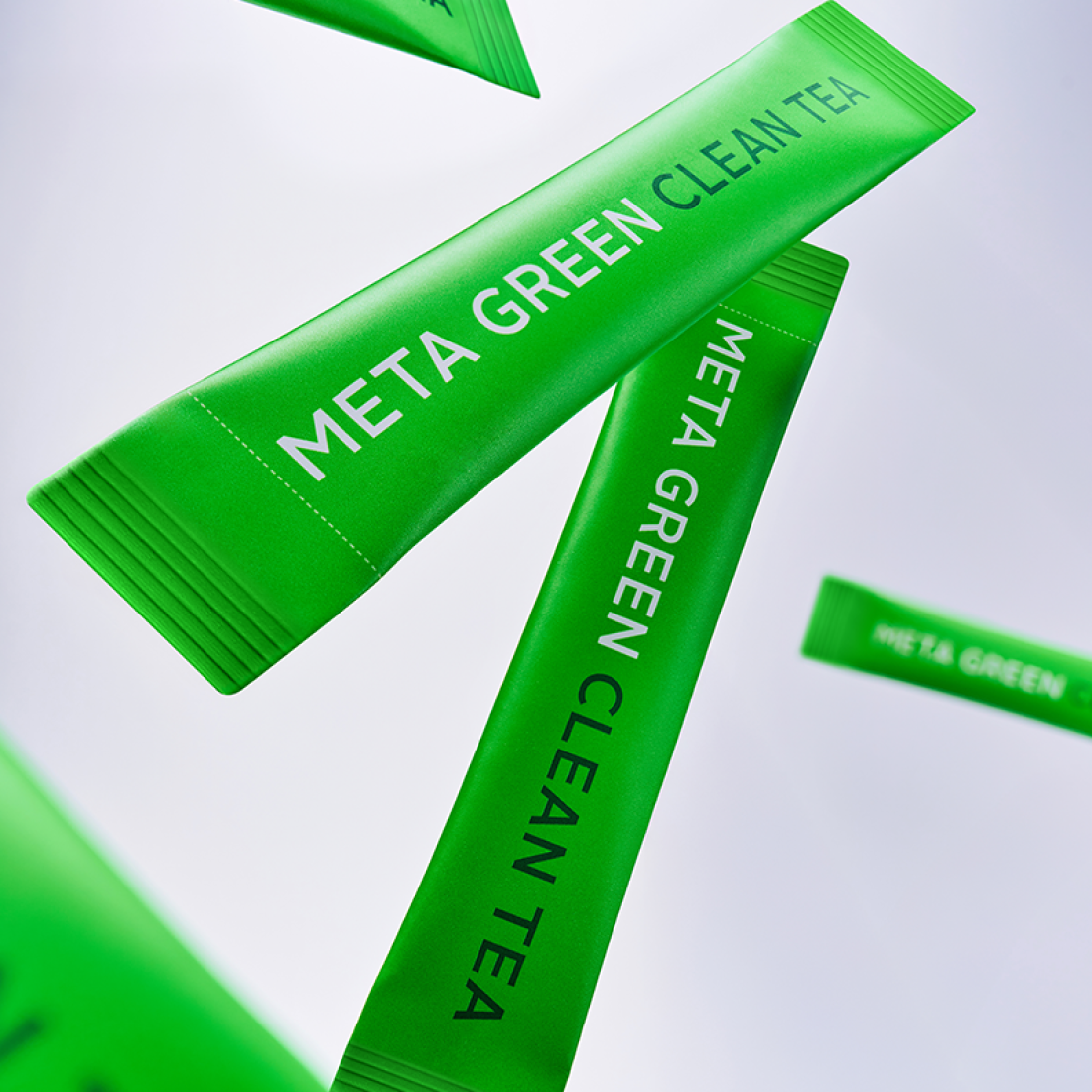 VITAL BEAUTIE Meta Green Clean Tea 10 Packets, sachets verts sur fond clair, gros plan des emballages.