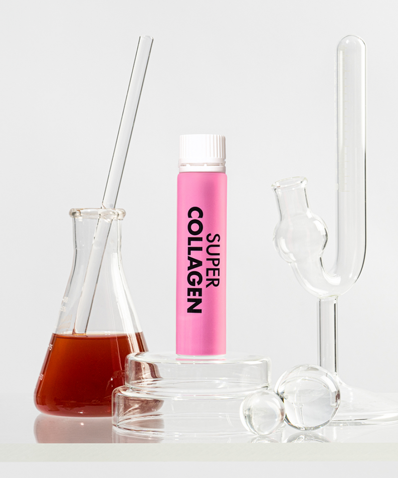 VITAL BEAUTIE Super Collagen 28 Tablets de la marque Vital Beautie, flacon rose sur fond blanc avec verrerie de labo