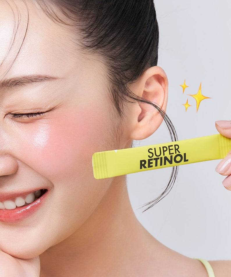 VITAL BEAUTIE Super Retinol 30 Packets, cure en sachets, femme applique un stick jaune sur la joue, éclat
