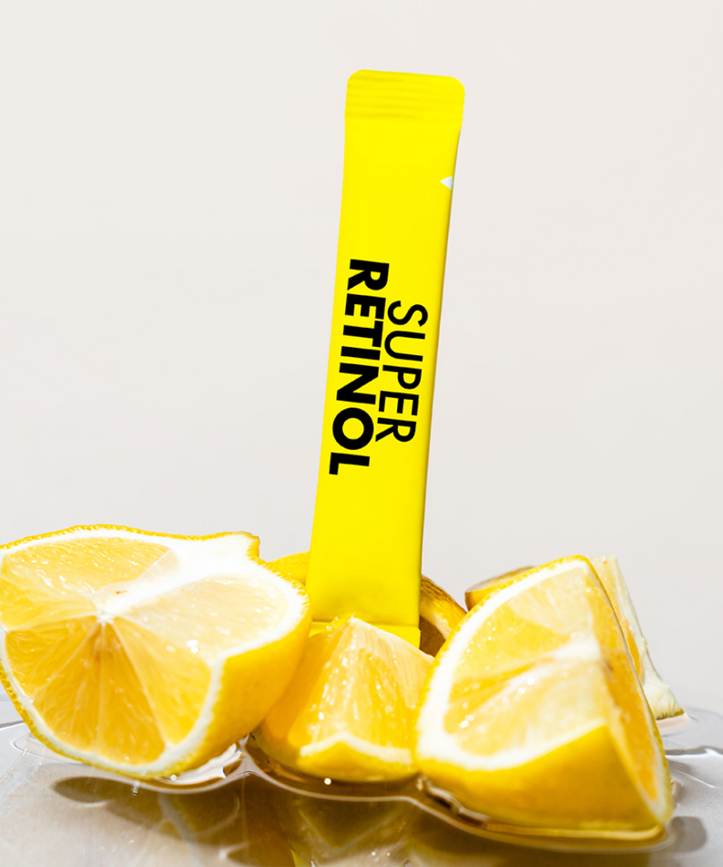 VITAL BEAUTIE Super Retinol 30 Packets sur fond clair, tube jaune et tranches d’orange, marque visible