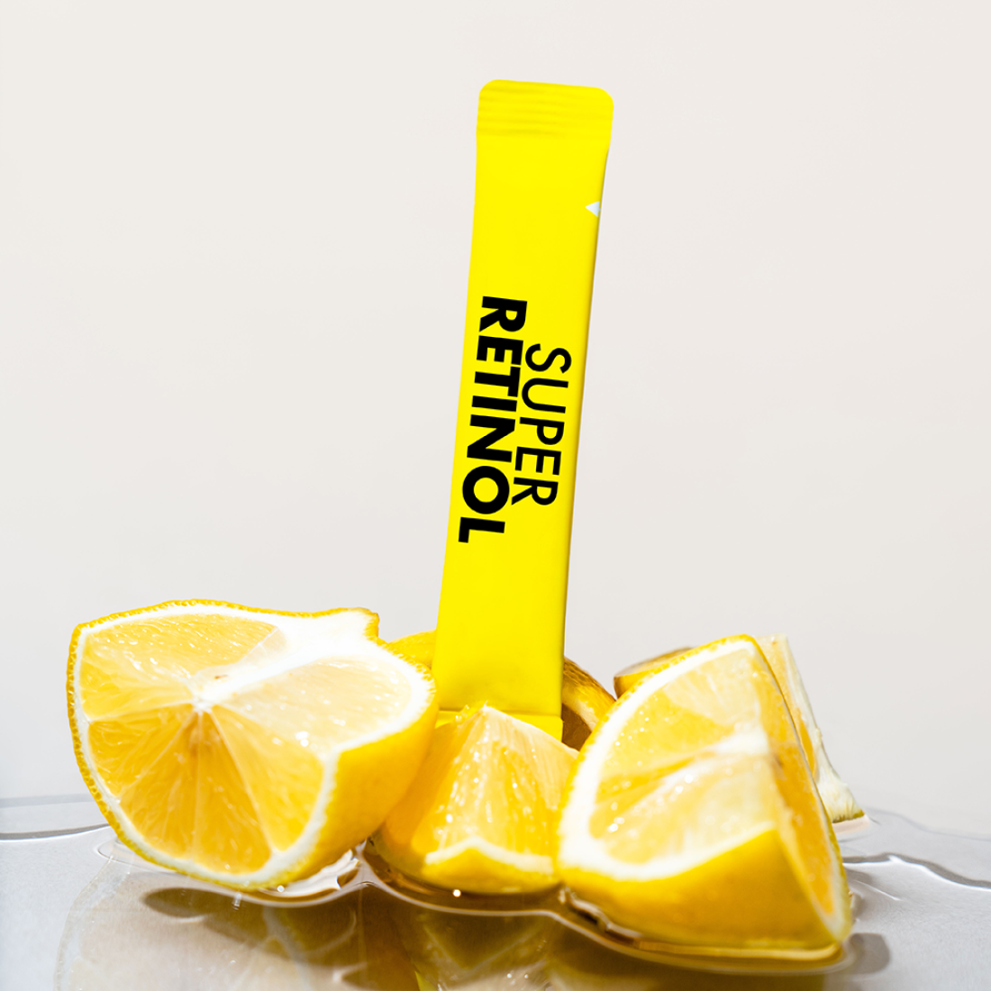 VITAL BEAUTIE Super Retinol 30 Packets sur fond clair, tube jaune et tranches d’orange, marque visible