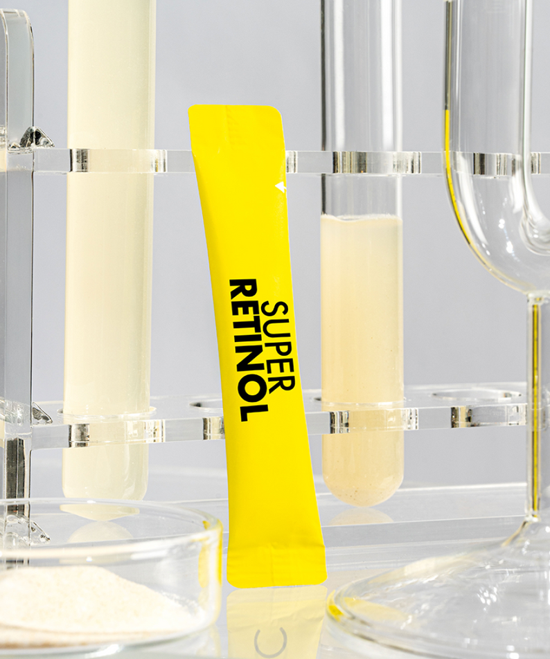 VITAL BEAUTIE Super Retinol 30 Packets, marque Vital Beautie, sérum retinol dans packaging jaune sur fond blanc de laboratoire.