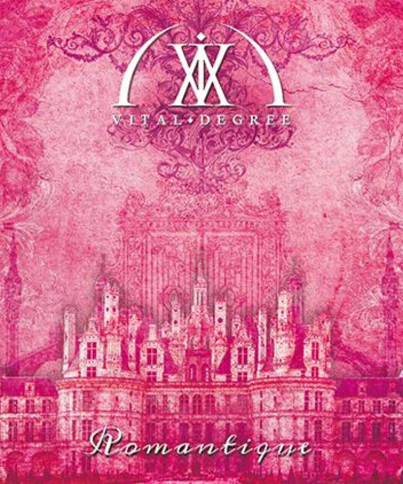 VITAL DEGREE - [Romantique] - Album Kpop : cover rose avec château, logo VITAL DEGREE et ambiance romantique en ville.