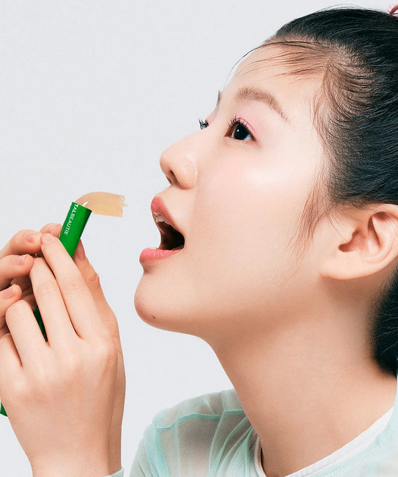 Décrivez le produit : VITALBEAUTIE Meta Green Calorie Cut Jelly 10 Packets, marque sur sachet vert, femme en plein visuel.