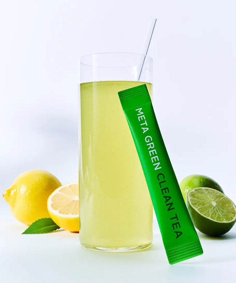 VITALBEAUTIE Meta Green Clean Tea 10 Packets, infusion verte en verre avec sachet vert, citrons et limes sur fond clair