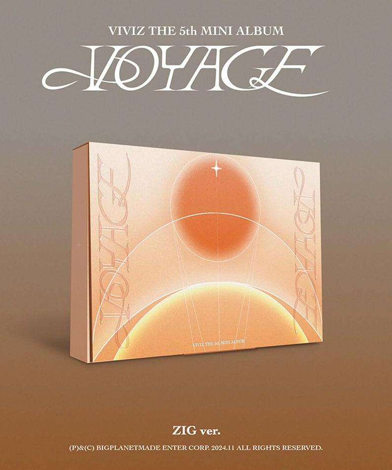 VIVIZ - THE 5th MINI ALBUM [VOYAGE] (ZIG ver.) - Album Kpop : pochette beige et orange, boite sur fond uni.