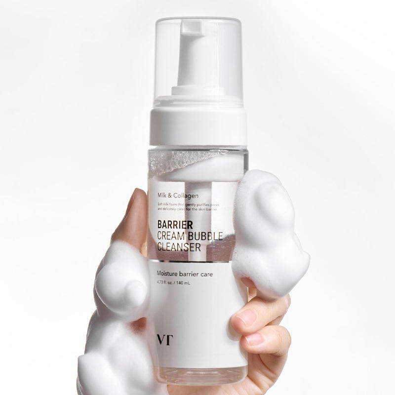 VT COSMETIC Barrier Cream Bubble Cleanser 140ml, main tenant le flacon sur fond blanc, nettoyage à bulles, marque VT