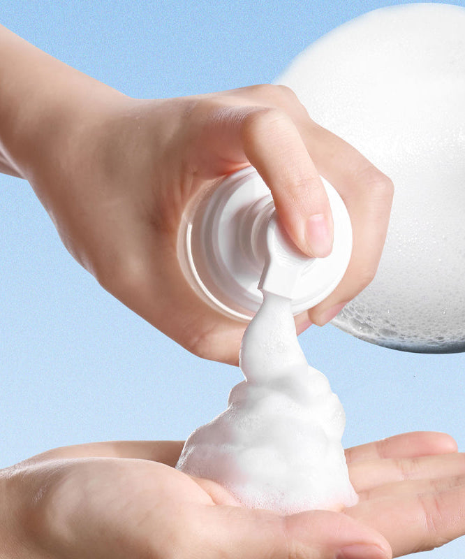 Décris l'image en français en mentionnant le produit, la marque et le contexte visuel : VT COSMETIC Barrier Cream Bubble Cleanser 140ml