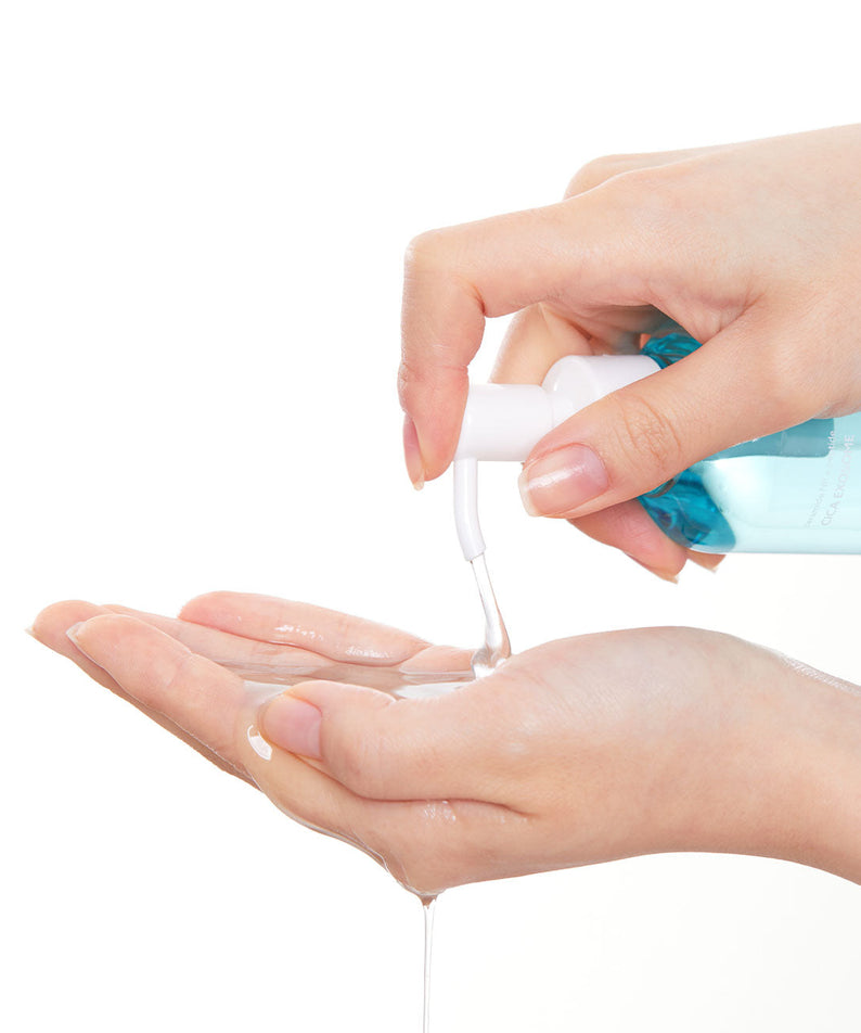VT COSMETIC Ceramide Aqua Cleansing Oil 200ml, bouteille en main vers huile sur peau, visuel de soin cosmétique.