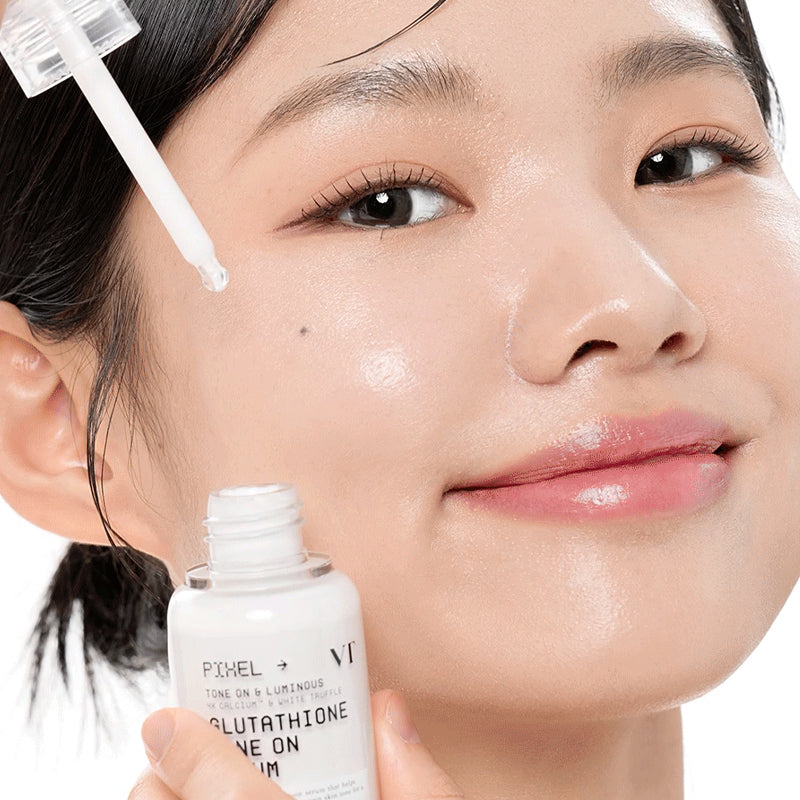 VT COSMETIC Glutathione Tone-On Serum 30ml de VT COSMETIC, jeune femme avec sérum en gouttes, plan rapproché visage