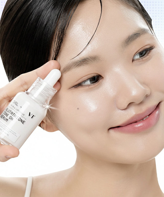 VT COSMETIC Glutathione Tone-On Serum 30ml : sérum glutathioné de la marque VT, appliqué sur le visage, main et produit en gros plan