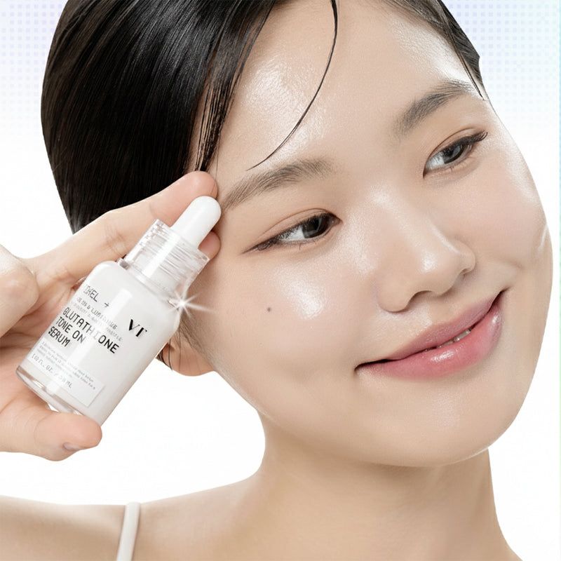 VT COSMETIC Glutathione Tone-On Serum 30ml : sérum glutathioné de la marque VT, appliqué sur le visage, main et produit en gros plan