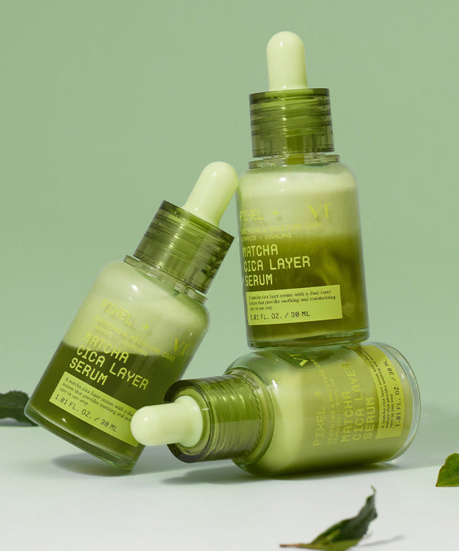 Décris l'image en français : VT COSMETIC Matcha Cica Layer Serum 30ml de la marque VT COSMETIC, flacons verts sur fond vert.
