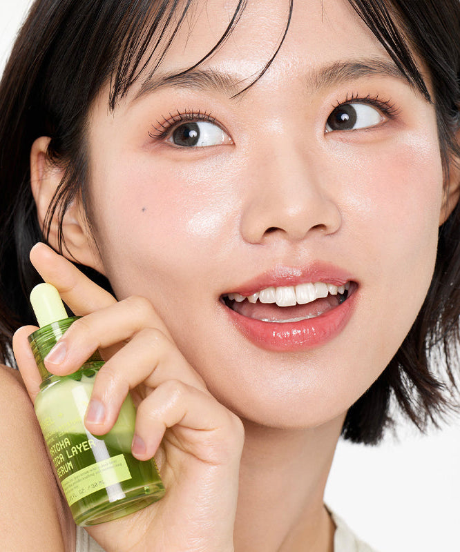 VT COSMETIC Matcha Cica Layer Serum 30ml, flacon vert sur fond clair, visage souriant et peau hydratée, femme en gros plan