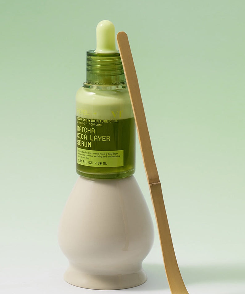 Photo du flacon VT COSMETIC Matcha Cica Layer Serum 30ml de la marque VT COSMETIC, sur fond vert clair.