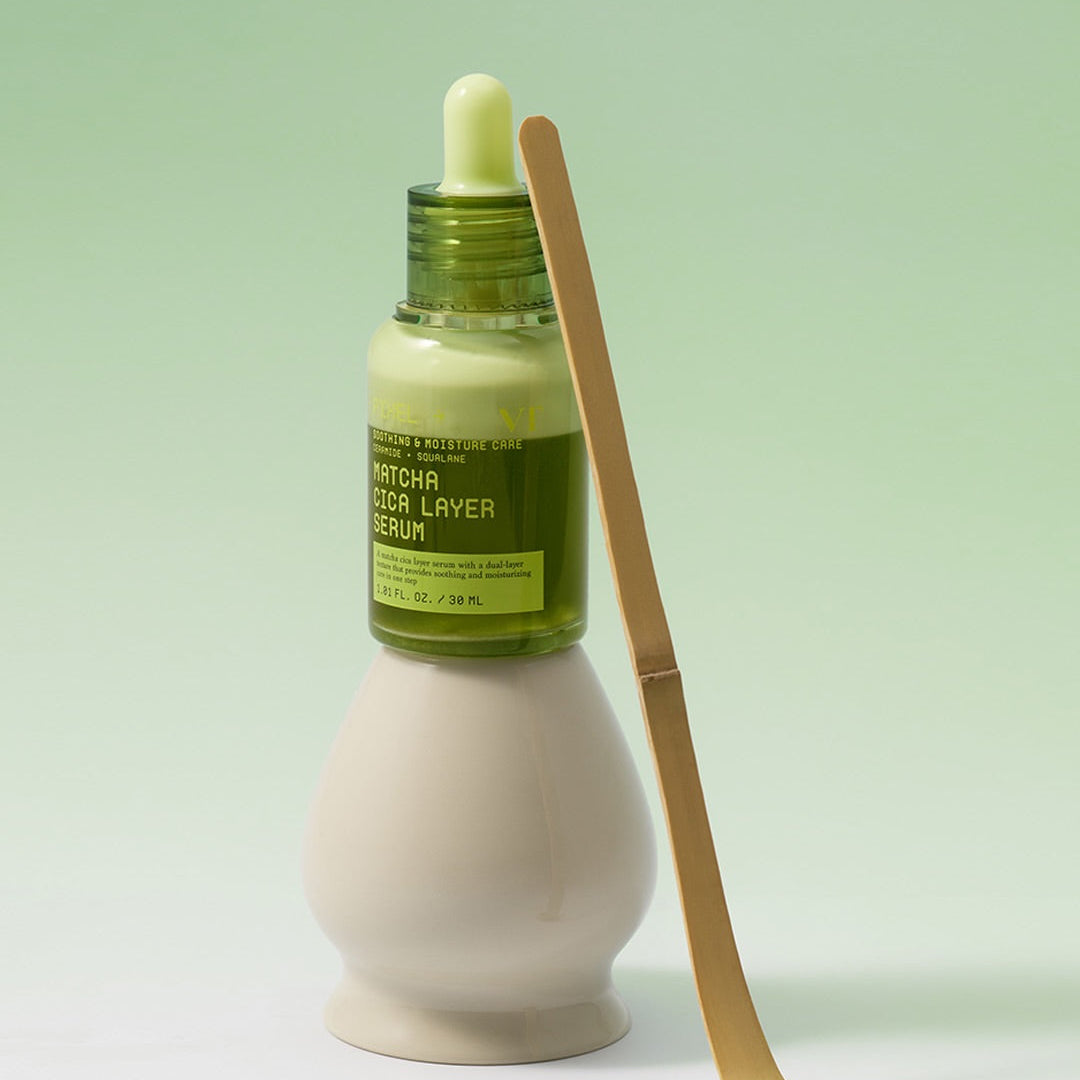 Photo du flacon VT COSMETIC Matcha Cica Layer Serum 30ml de la marque VT COSMETIC, sur fond vert clair.
