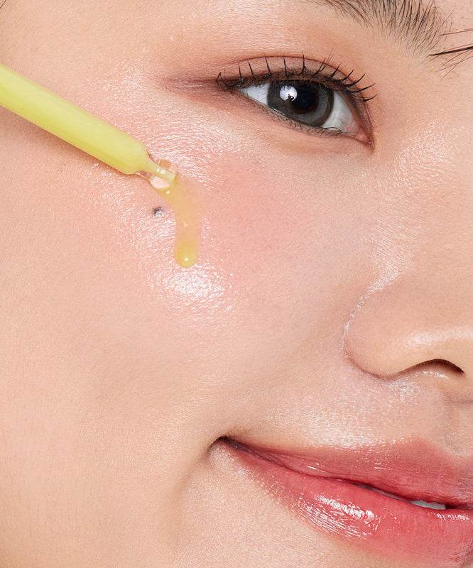 Close-up sur une application du sérum VT COSMETIC Matcha Cica Layer Serum 30ml sur la peau, marque VT Cosmetic, ambiance skincare