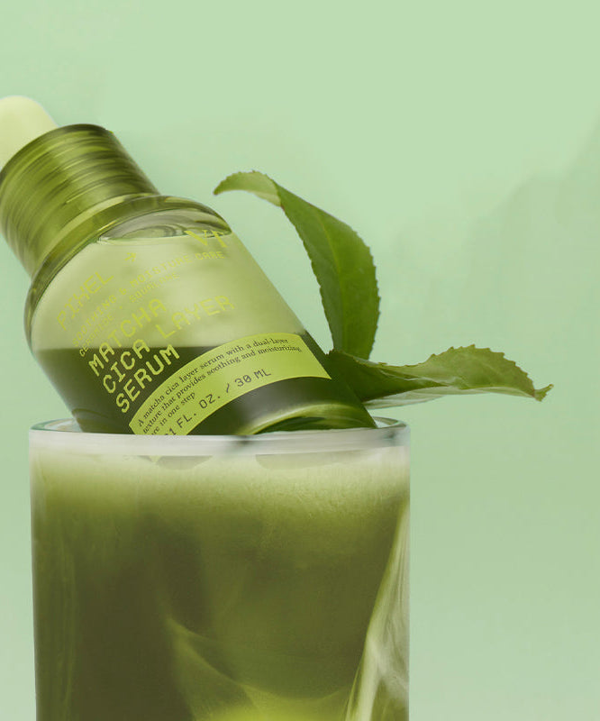 VT COSMETIC Matcha Cica Layer Serum 30ml, marque VT COSMETIC, flacon vert sur fond vert avec feuilles de matcha.