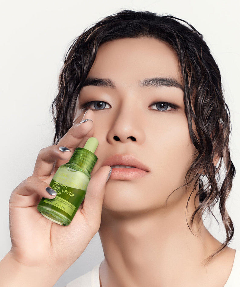 VT COSMETIC Matcha Cica Layer Serum 30ml en flacon vert, femme l’applique sur le visage, contexte beauté.