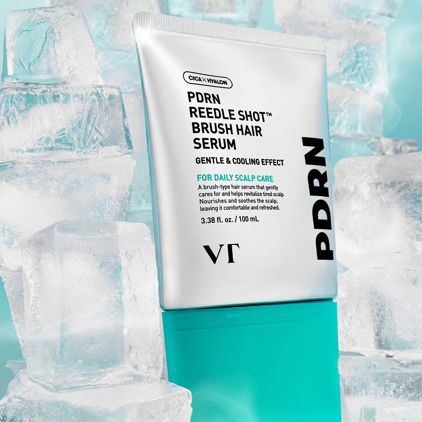 VT COSMETIC PDRN Riddleshot Brush Hair Serum 100ml, marque VT, flacon sur fond glace bleu, produit cosmétique