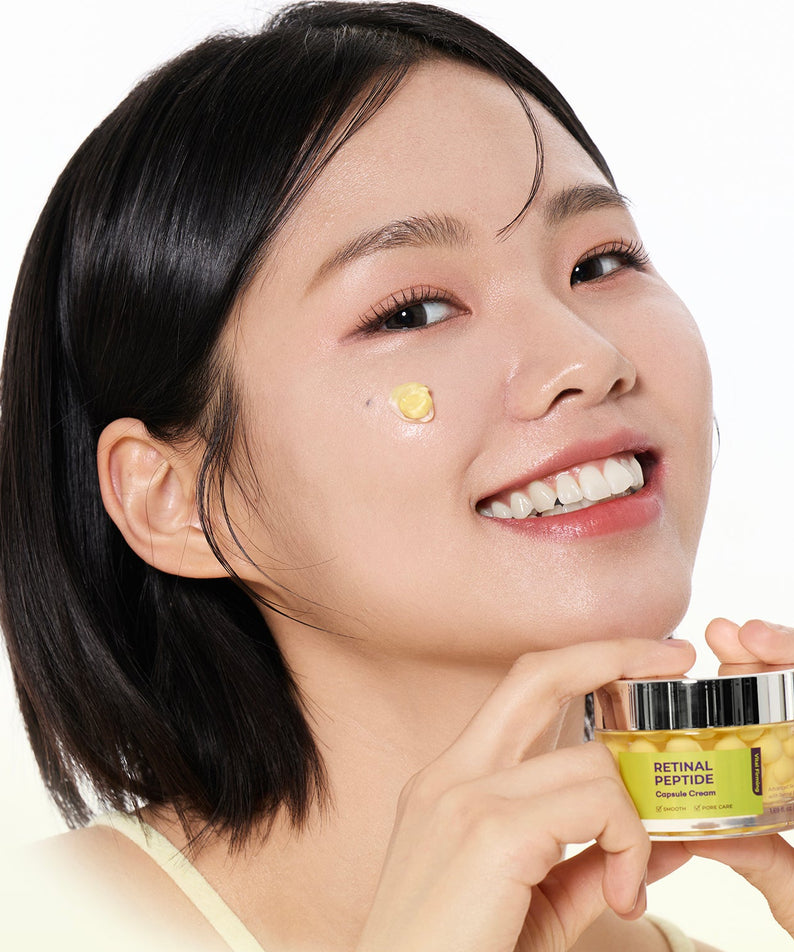 VT COSMETIC Retinal Peptide Capsule Cream 50ml, pot cosmétique de la marque, femme souriante en studio sur fond clair.
