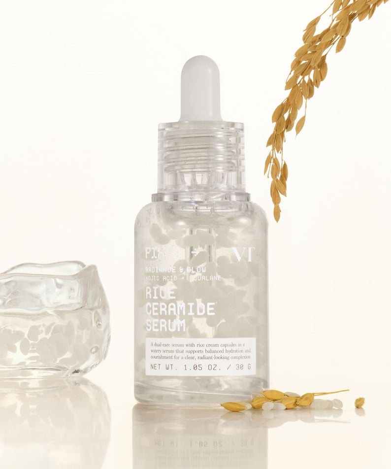 VT COSMETIC Rice Ceramide Serum 30ml de VT COSMETIC, flacon sérum sur fond clair avec grains de riz et reflets.