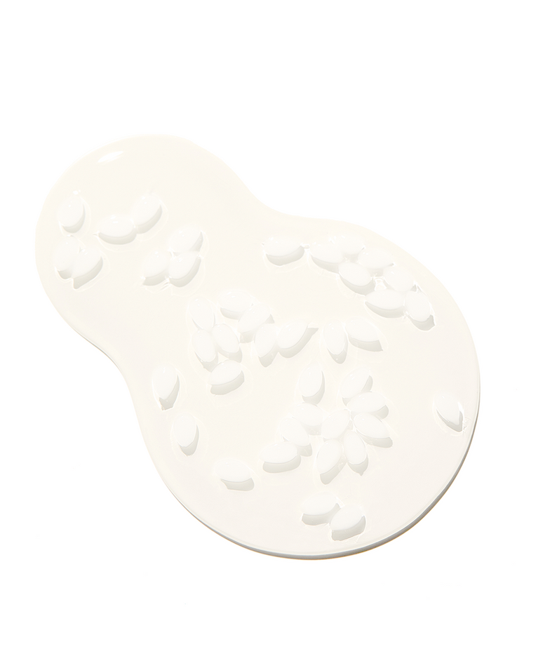 VT COSMETIC Rice Ceramide Serum 30ml de VT COSMETIC : sérum en flacon, gouttes et extraits de riz sur fond blanc.
