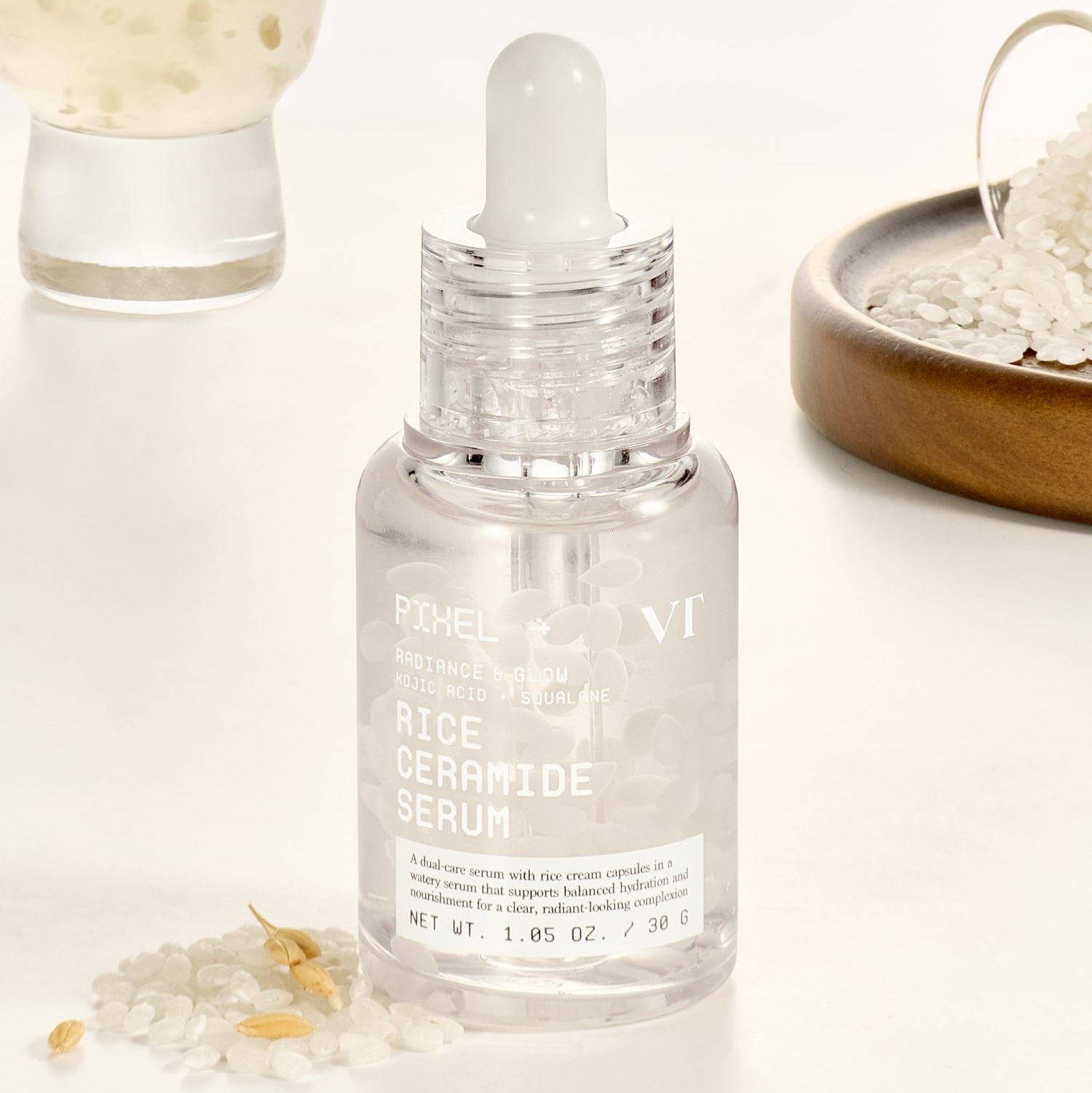 VT COSMETIC Rice Ceramide Serum 30ml, sérum marque VT COSMETIC présenté sur fond clair avec grains de riz et pipette