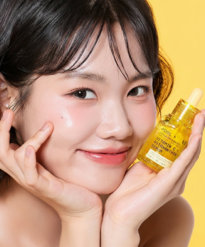 VT COSMETIC Vitamin C Astaxanthin Serum 30ml : la marque en flacon doré, visage lumineux sur fond jaune, soin beauté