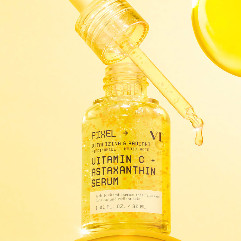 Décris l'image en français : VT COSMETIC Vitamin C Astaxanthin Serum 30ml, flacon jaune sur fond lumineux, gouttelette