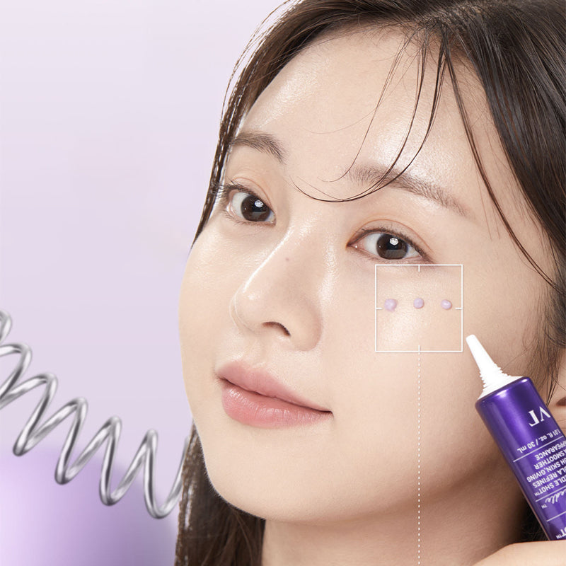 VT COSMETICS  Bakuchiol Riddle Shot Cream 30ml de VT Cosmetics sur visage, gros plan cosmétique, fond clair