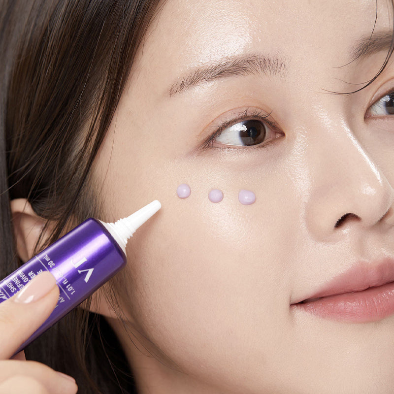 VT COSMETICS  Bakuchiol Riddle Shot Cream 30ml, sur peau du visage en contexte beauté : flacon violet et application
