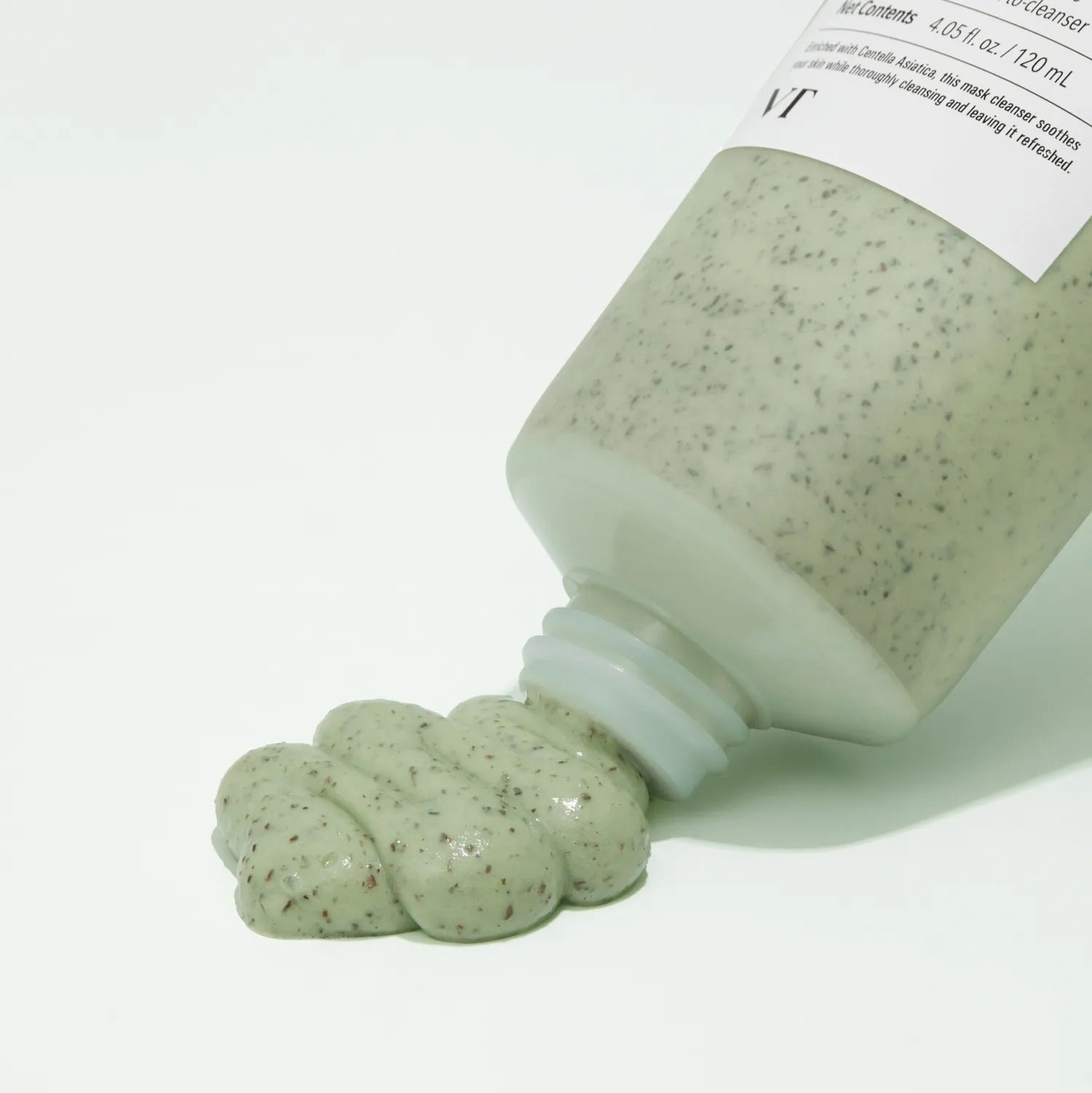 VT COSMETICS Cica Mask Cleanser 120ml, crème verte à la texture cica, flacon blanc sur fond clair, gros plan.