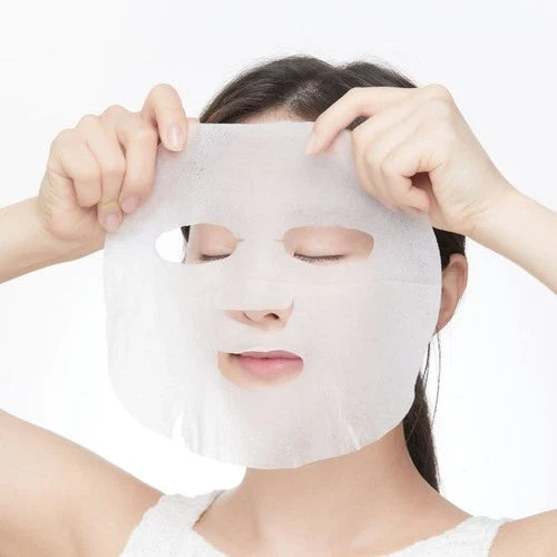 Décris l'image en français : VT COSMETICS  Cryo Ice Mask 30ea, masque facial froid appliqué sur le visage, modèle en soin.
