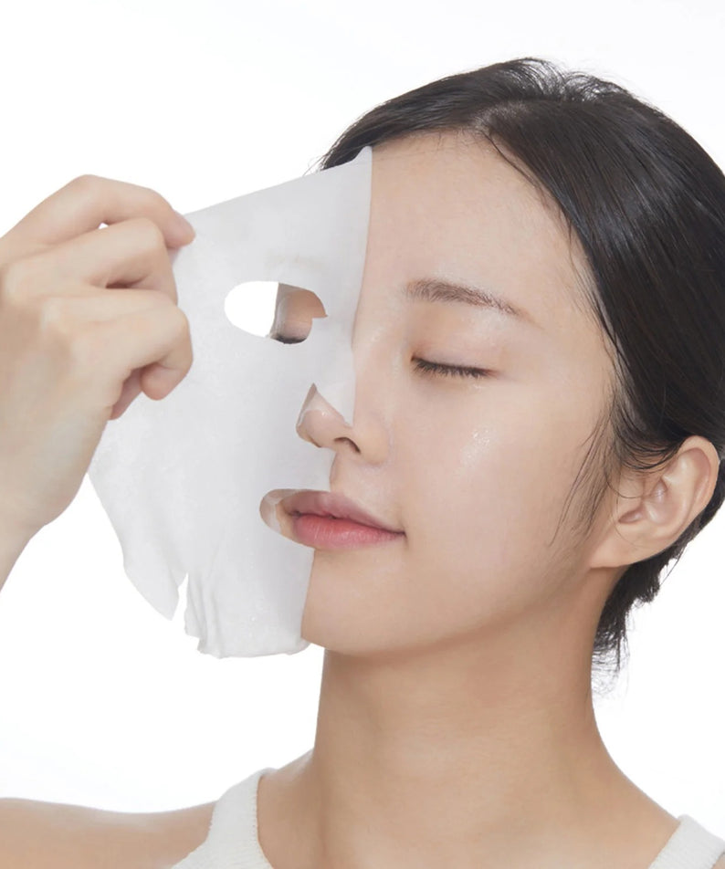 VT COSMETICS PDRN Daily Mask 30 Sheets : femme applique un masque facial PDRN, photo produit sur fond clair.