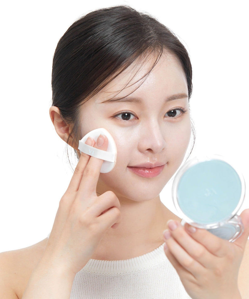 Décris l'image en français en mentionnant le produit, la marque et le contexte visuel. VT COSMETICS PDRN Essennce Glow Sun Pact 10g