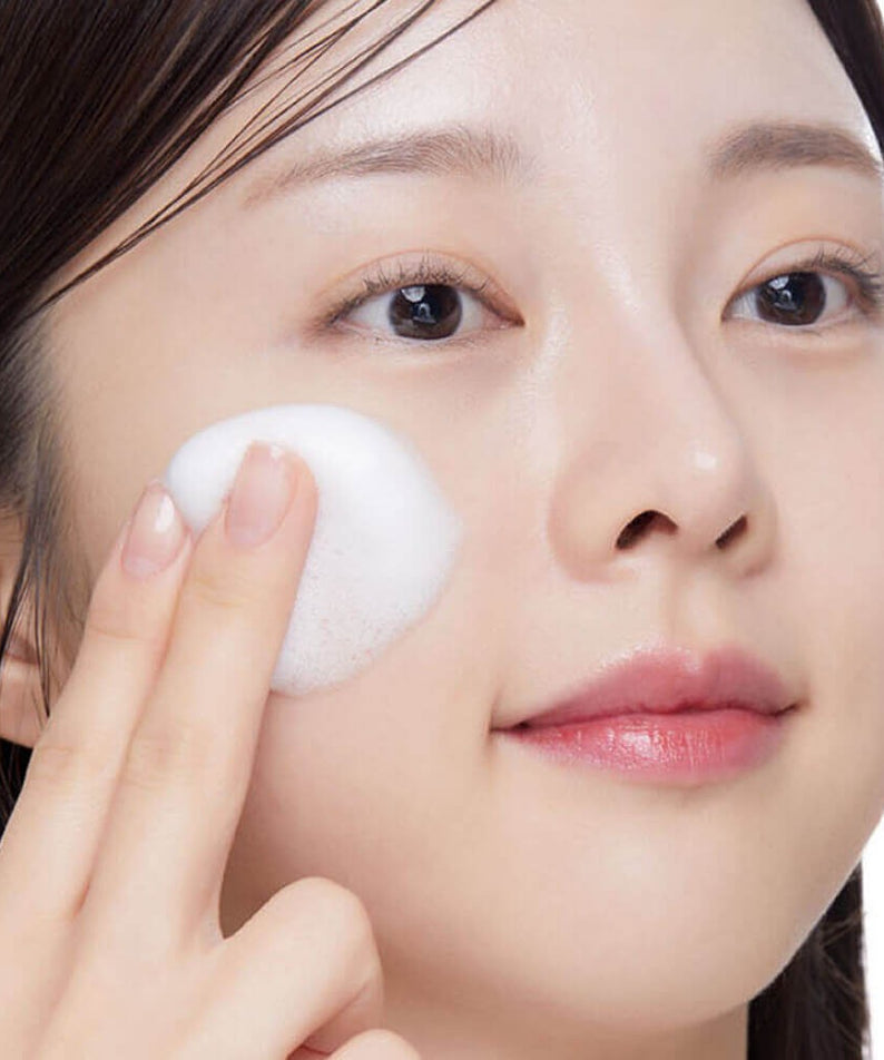 VT COSMETICS PDRN Hyaluronic Acid Mint Micro Bubble Serum 70ml, femme appliquant une mousse aux bulles sur le visage