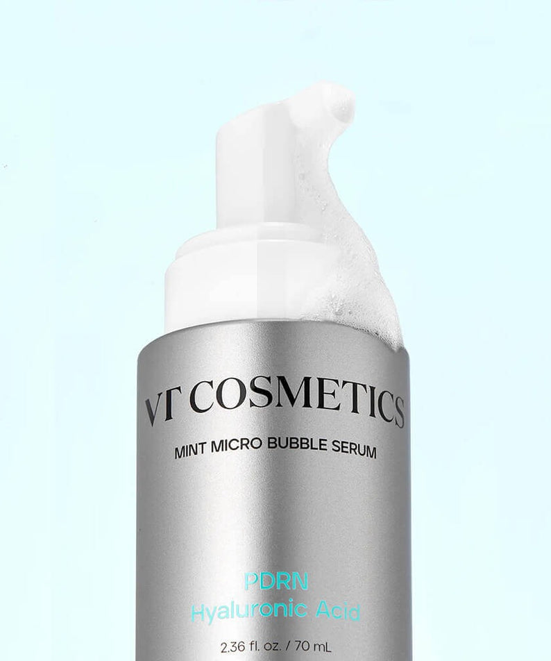 VT COSMETICS PDRN Hyaluronic Acid Mint Micro Bubble Serum 70ml, flacon blanc sur fond bleu clair, gouttes et bulles visibles.