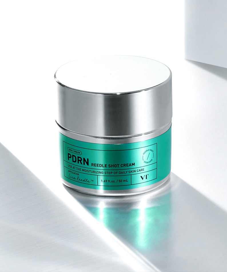VT COSMETICS PDRN Riddle Shot Cream 50ml de VT Cosmetics, pot cosmétique vert sur fond blanc et lumière douce.