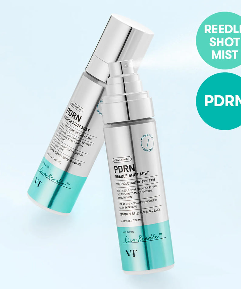 VT COSMETICS  PDRN Riddle Shot Mist 100ml, brume visage sur fond bleu ciel, flacons VT COSMETIC en gros plan.