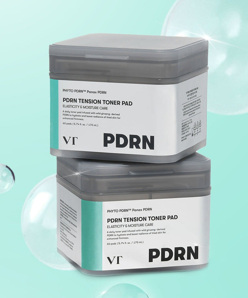 Décris l'image en français : VT COSMETICS PDRN Tension Toner Pads 60 Sheets, boîtes VT sur fond bleu avec gouttes.